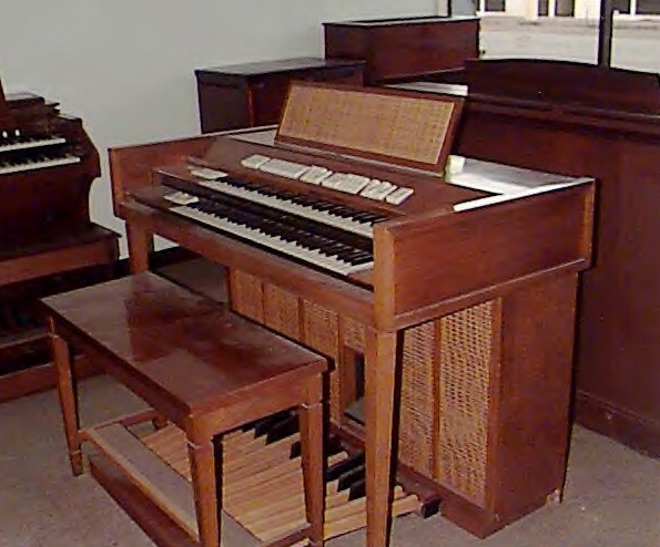 Conn electric store organ